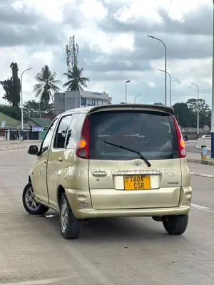 Toyota Fun Cargo 2004 Gold