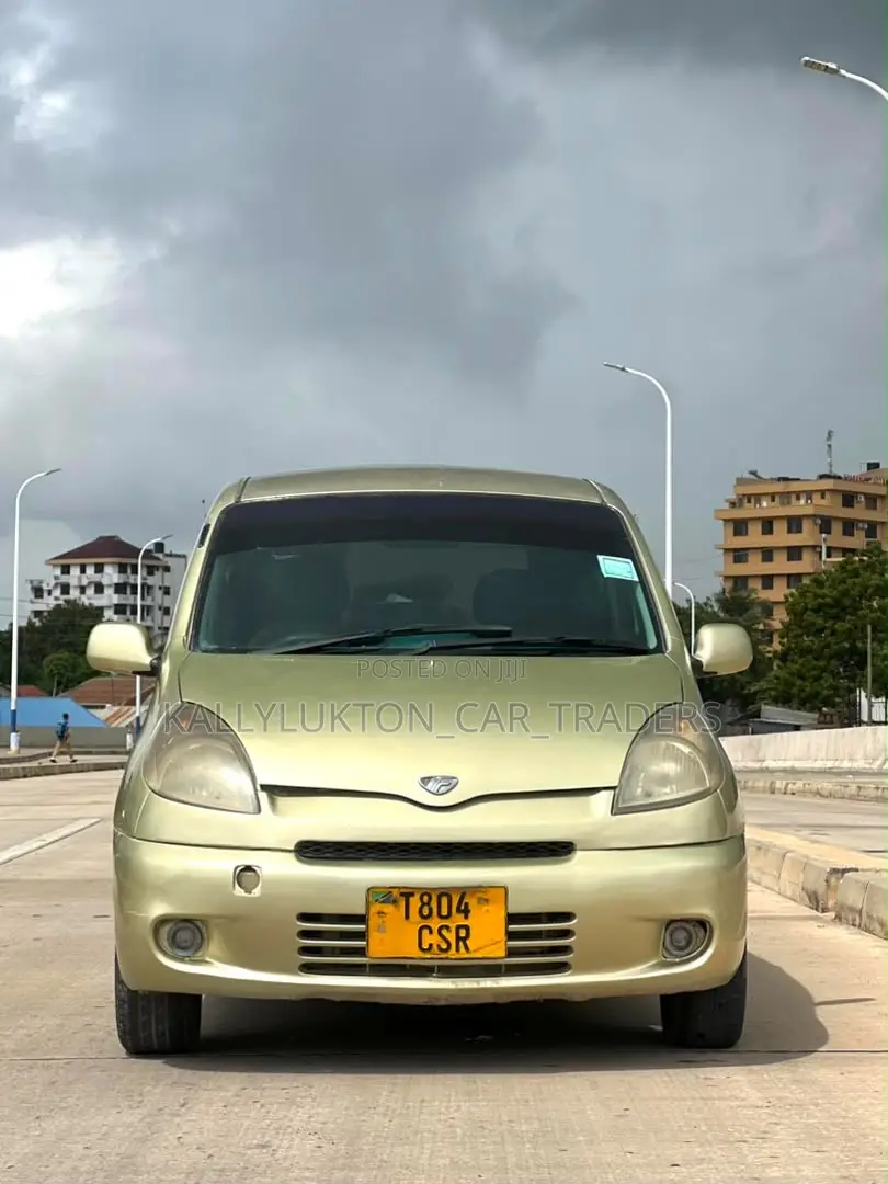 Toyota Fun Cargo 2004 Gold