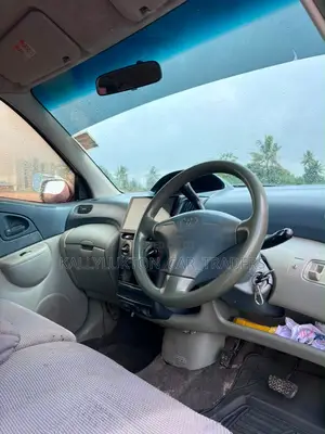 Toyota Fun Cargo 2004 Gold