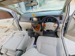 Toyota ISIS 2006 Silver