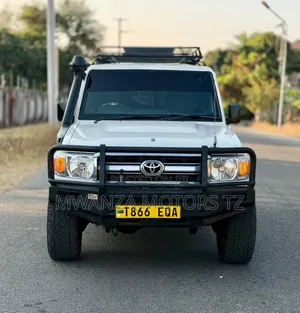 Toyota Land Cruiser 2010 White