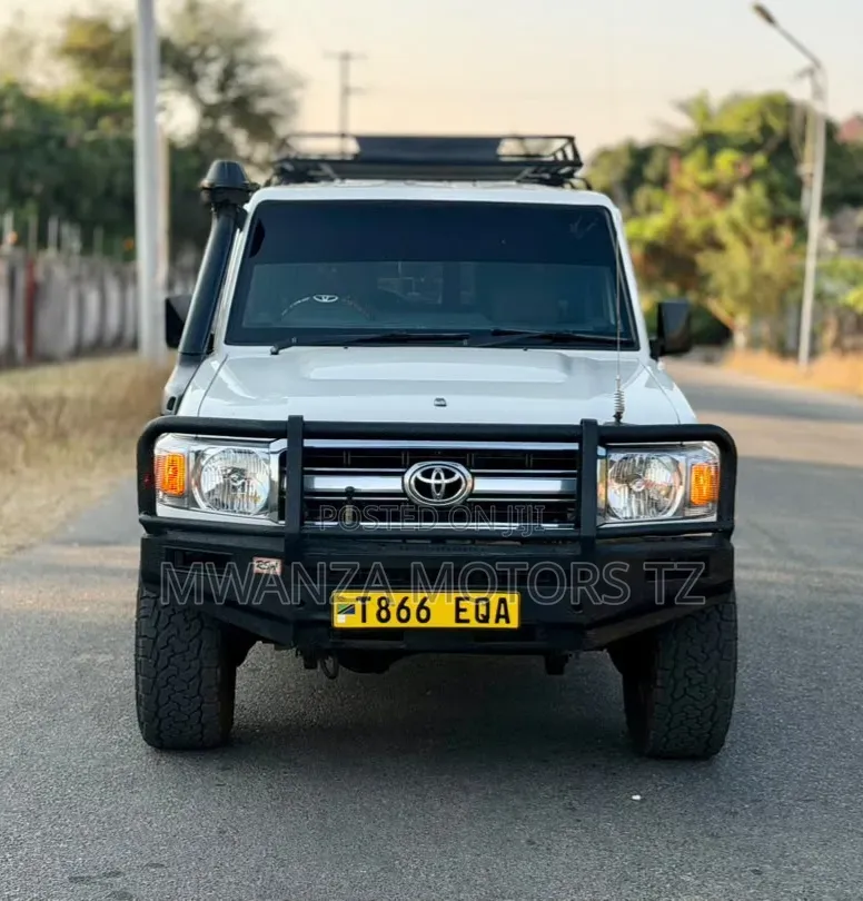 Toyota Land Cruiser 2010 White