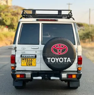 Toyota Land Cruiser 2010 White