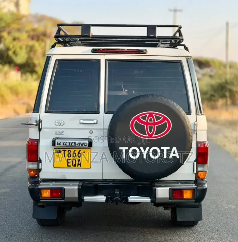 Toyota Land Cruiser 2010 White