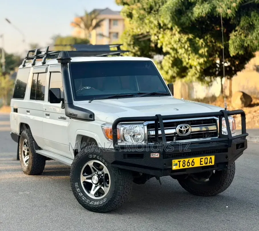 Toyota Land Cruiser 2010 White