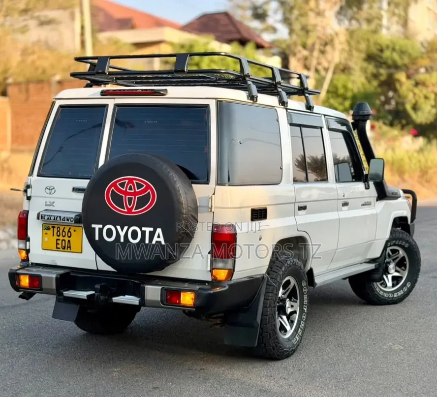 Toyota Land Cruiser 2010 White