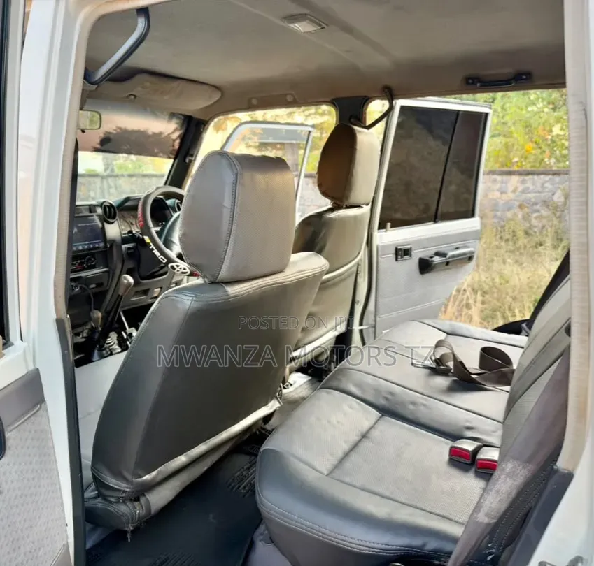 Toyota Land Cruiser 2010 White