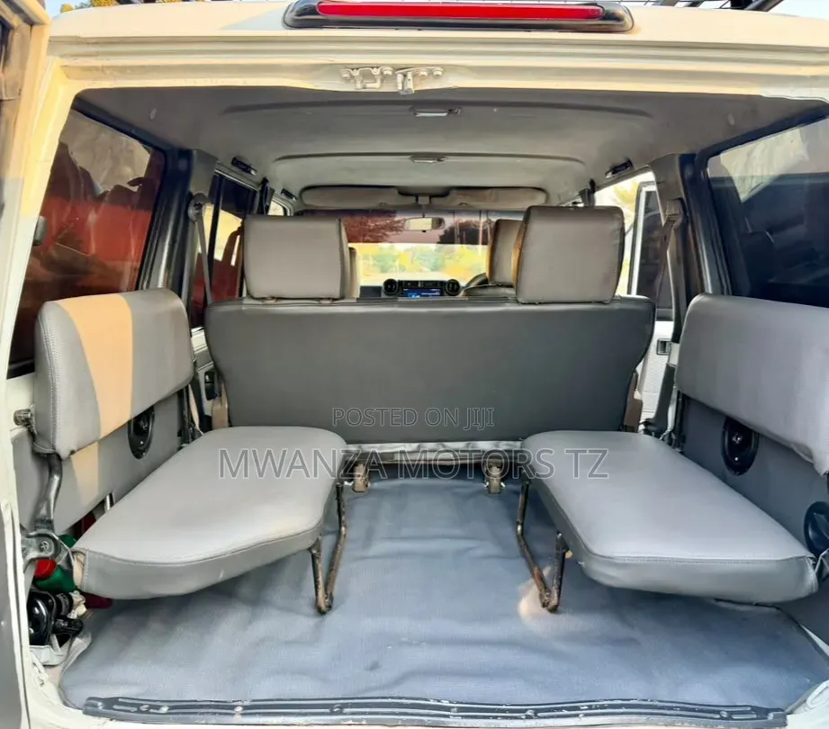 Toyota Land Cruiser 2010 White