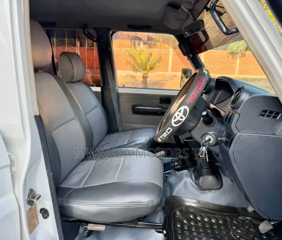 Toyota Land Cruiser 2010 White