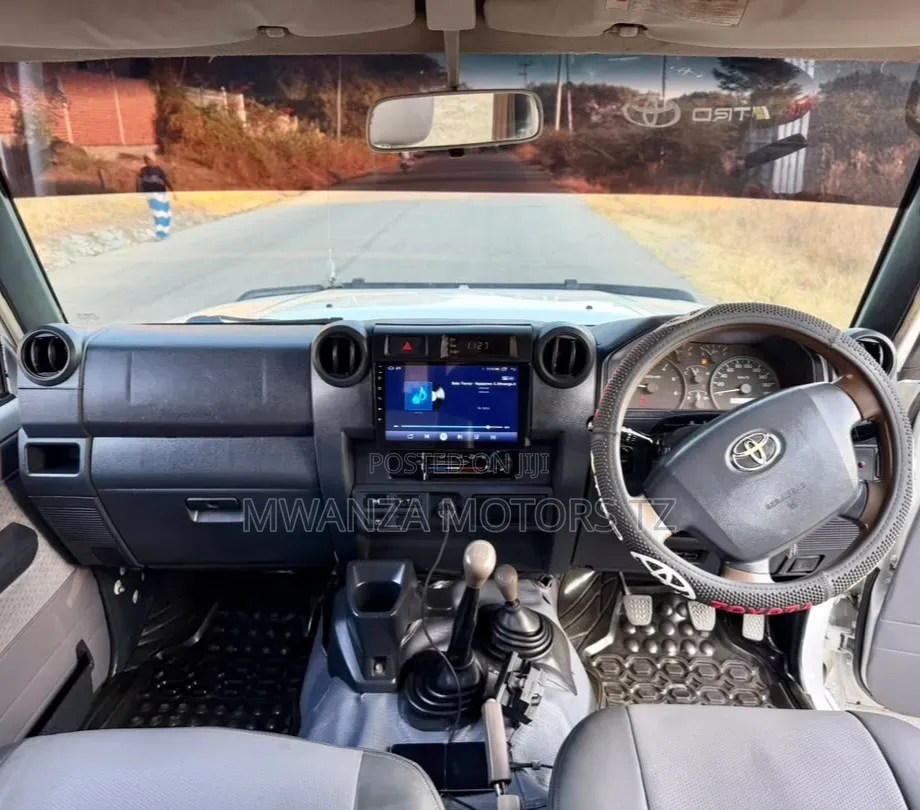 Toyota Land Cruiser 2010 White