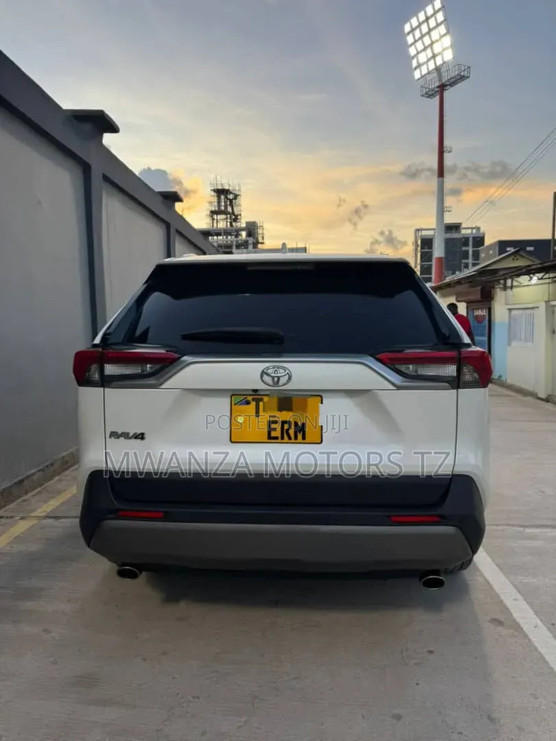 Toyota RAV4 Hybrid 2021 White