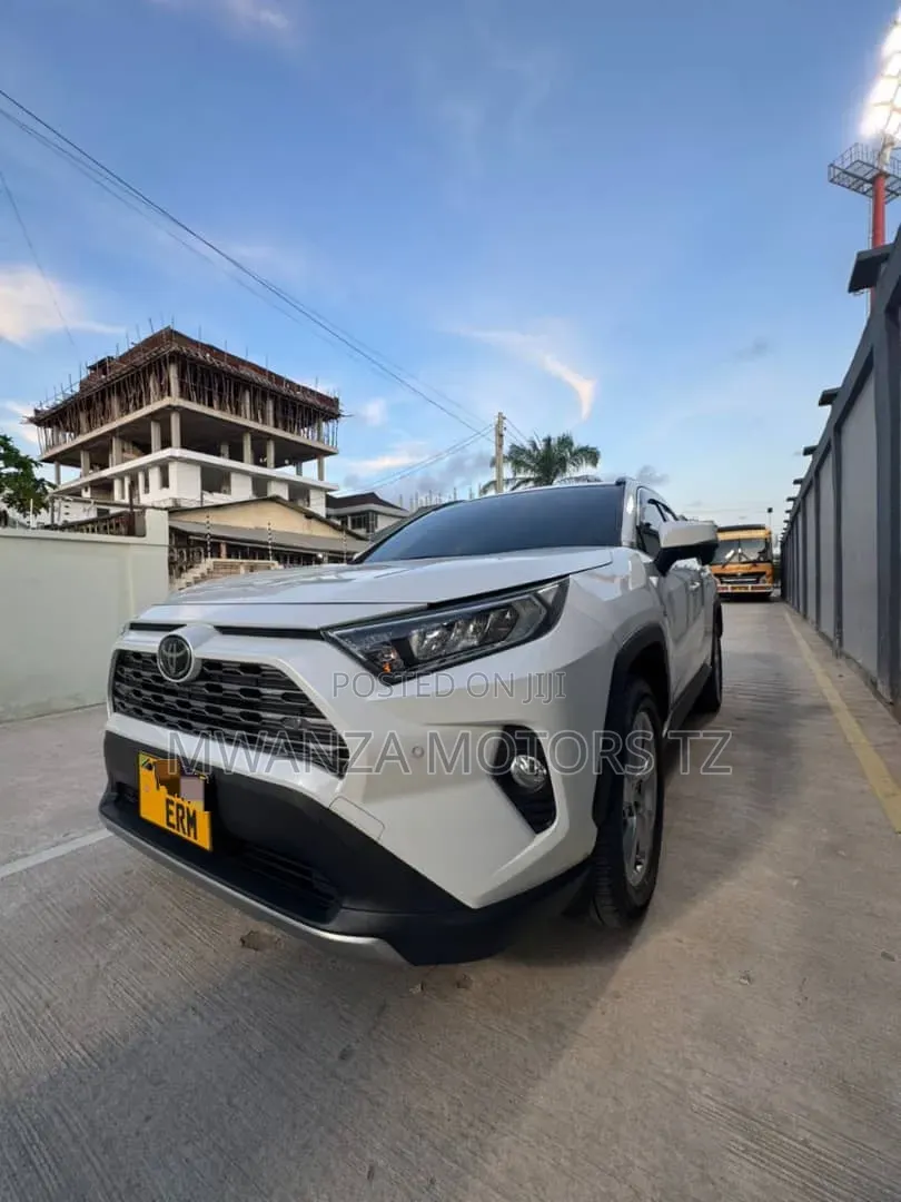 Toyota RAV4 Hybrid 2021 White