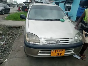Toyota Raum 2001 Silver