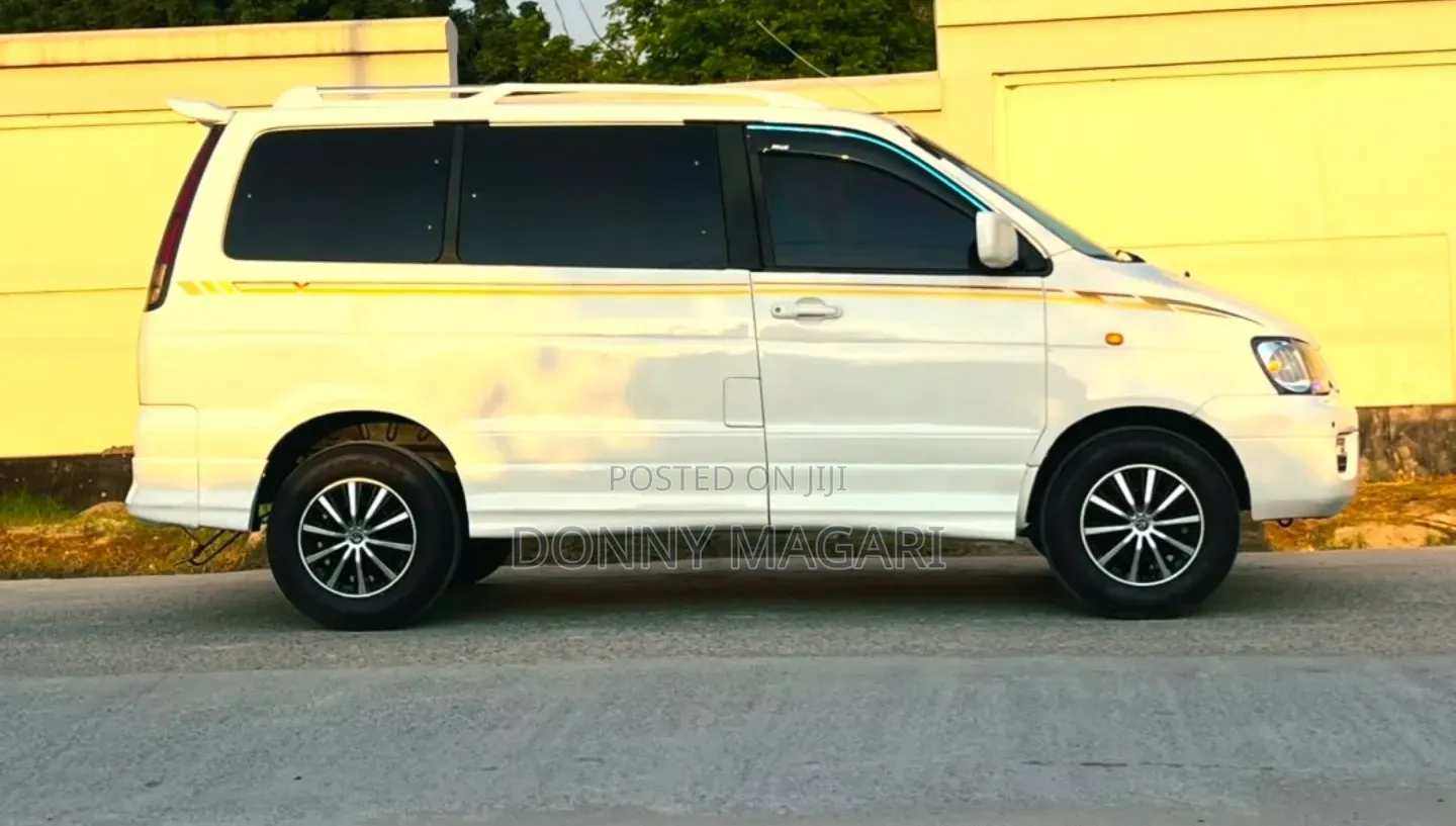 Toyota Noah 2001 White