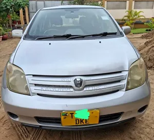Toyota IST 2004 Silver