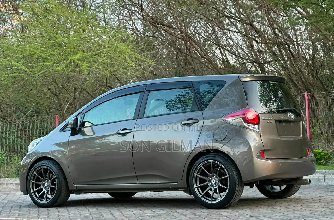 Toyota Ractis 2015 Gray