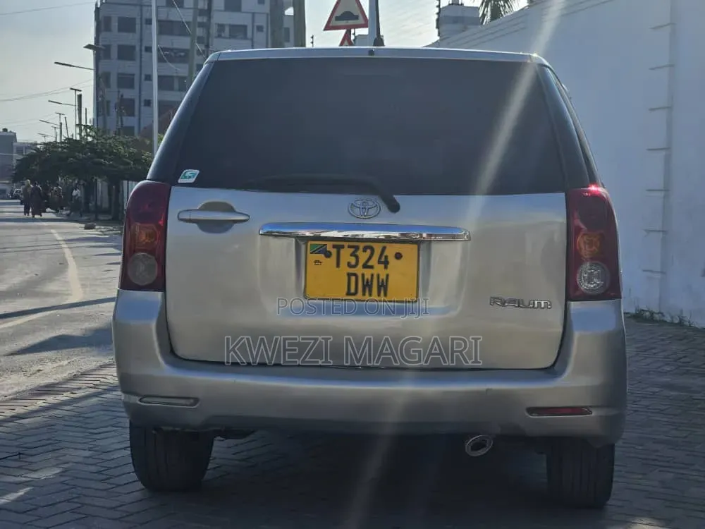 Toyota Raum 2005 Silver
