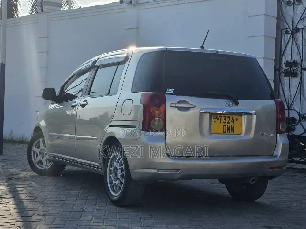 Toyota Raum 2005 Silver