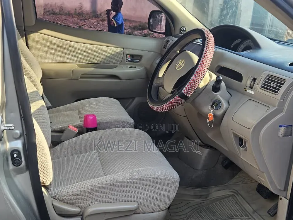 Toyota Raum 2005 Silver