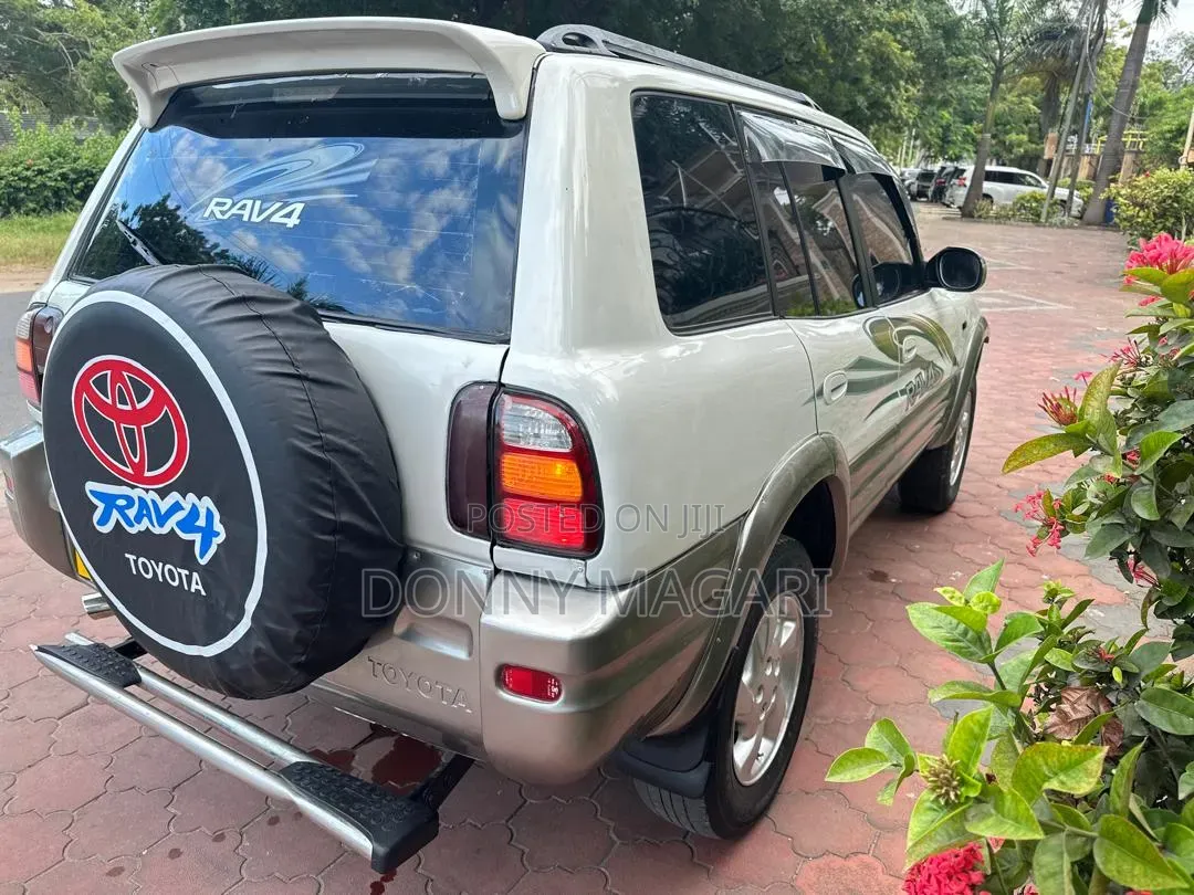 Toyota RAV4 1999 White