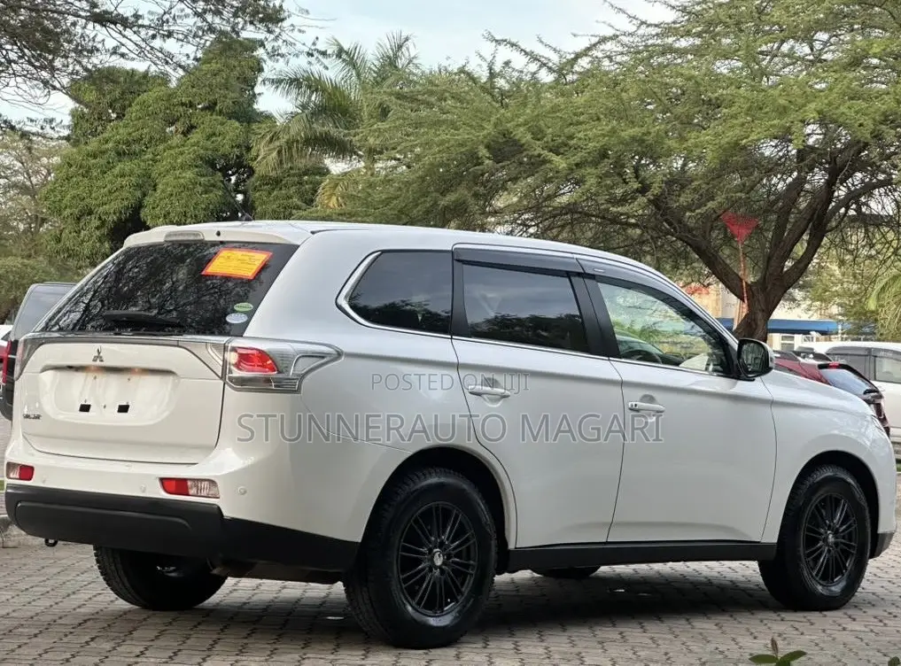 Mitsubishi Outlander 2012 White