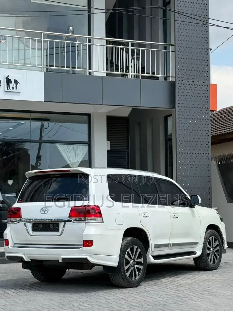 Toyota Land Cruiser 2017 White
