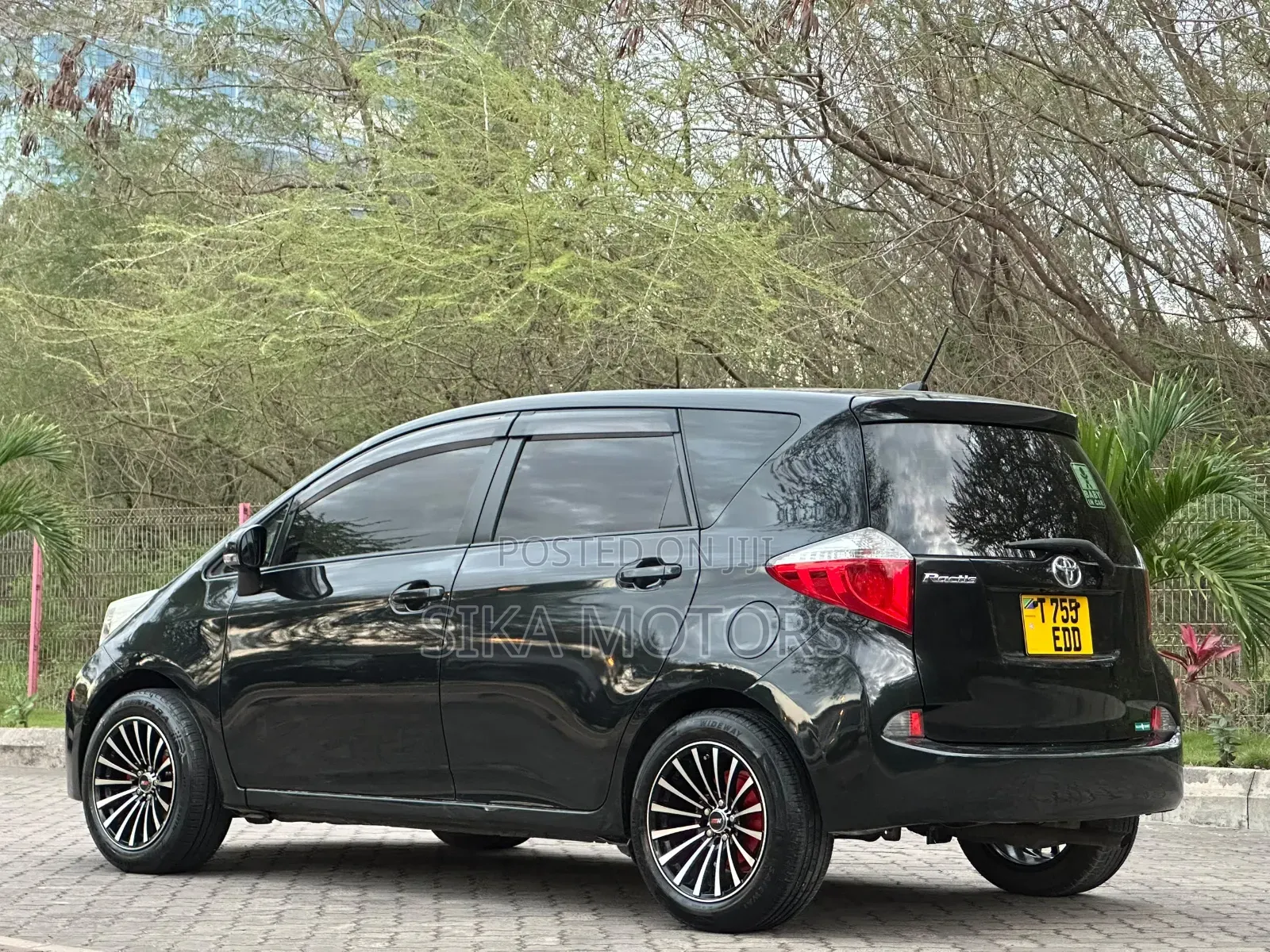 Toyota Ractis 2011 Black