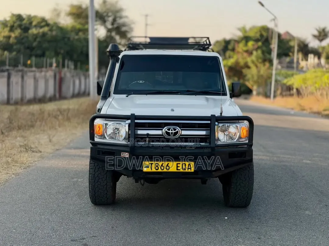 Toyota Land Cruiser 2010 White