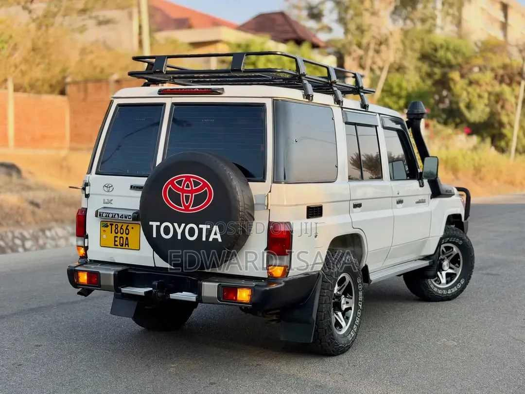 Toyota Land Cruiser 2010 White