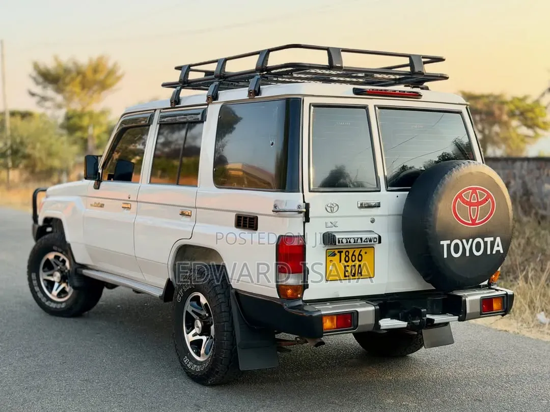 Toyota Land Cruiser 2010 White