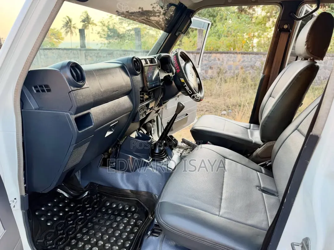 Toyota Land Cruiser 2010 White