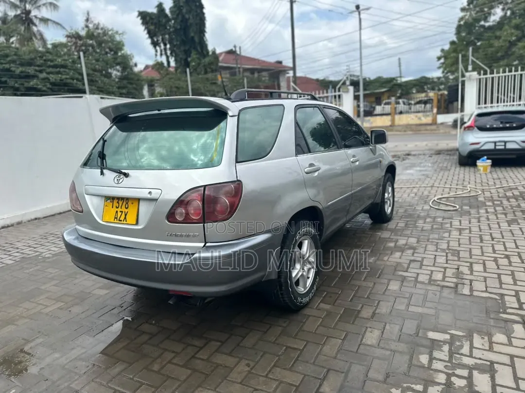Toyota Harrier 2000 Silver