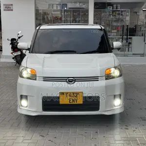 Toyota Corolla Rumion Hatchback 1.5 FWD 2011 White