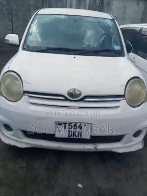 Toyota Sienta 2004 White