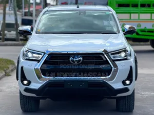 Toyota Hilux 2022 White