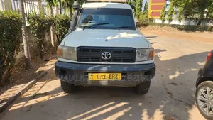 Toyota Land Cruiser 2011 White