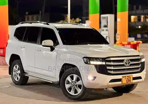 Toyota Land Cruiser LC300 2024 White