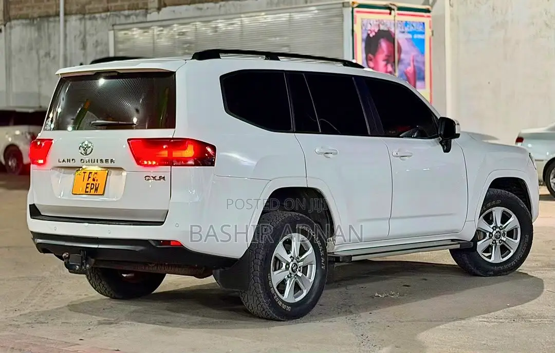 Toyota Land Cruiser LC300 2024 White