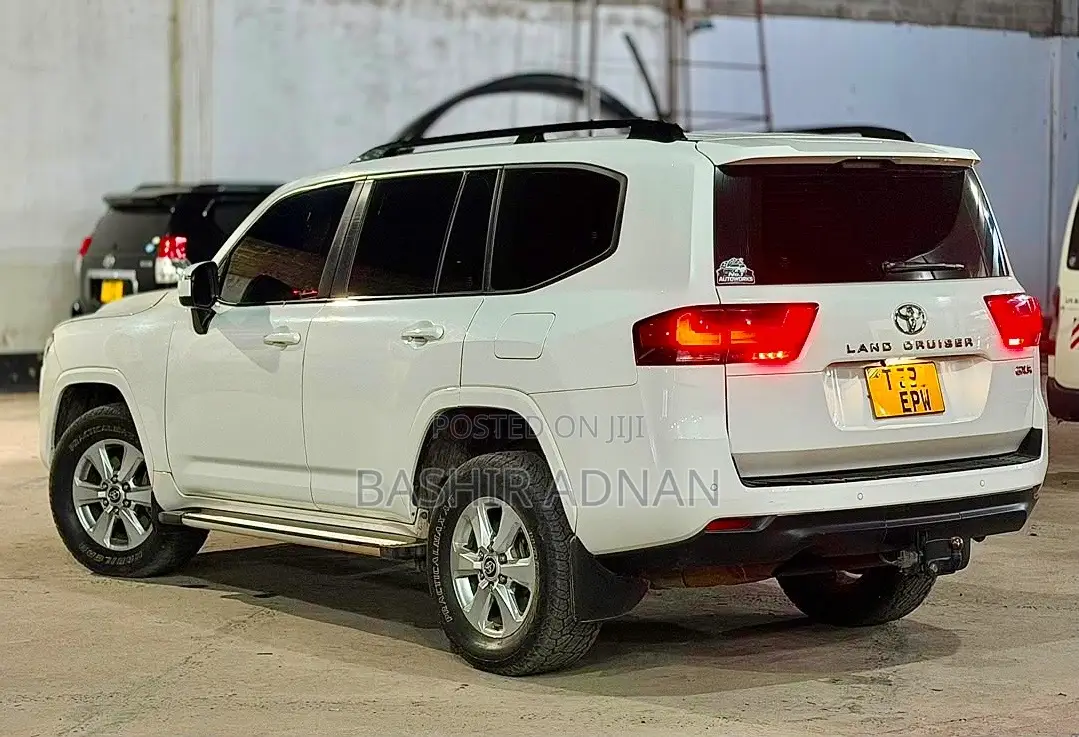 Toyota Land Cruiser LC300 2024 White