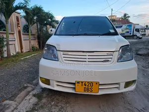 Toyota Noah 2005 White