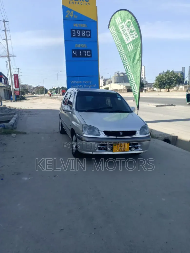 Toyota Raum 1999 Silver