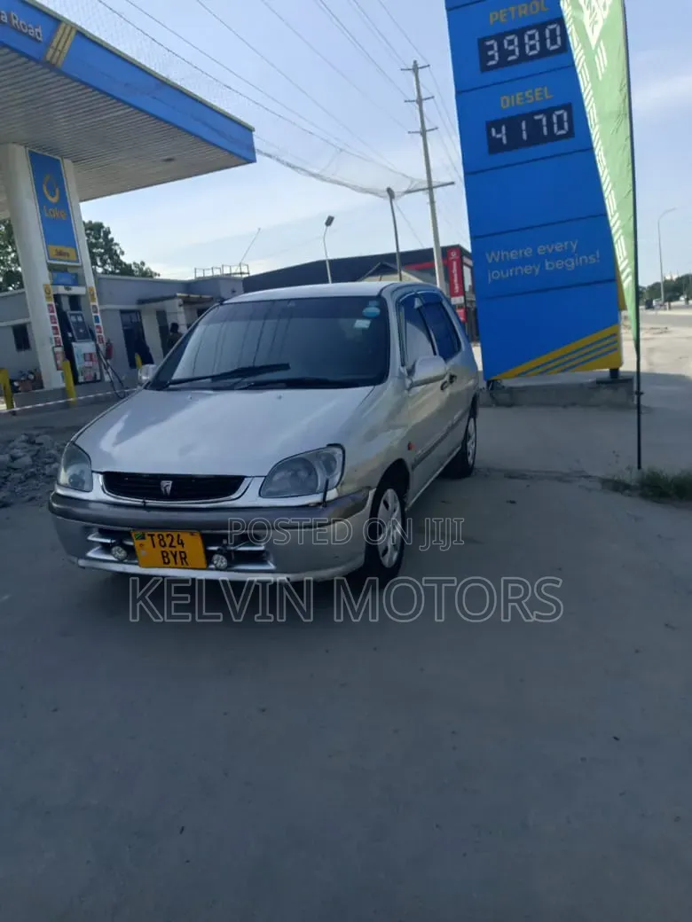 Toyota Raum 1999 Silver
