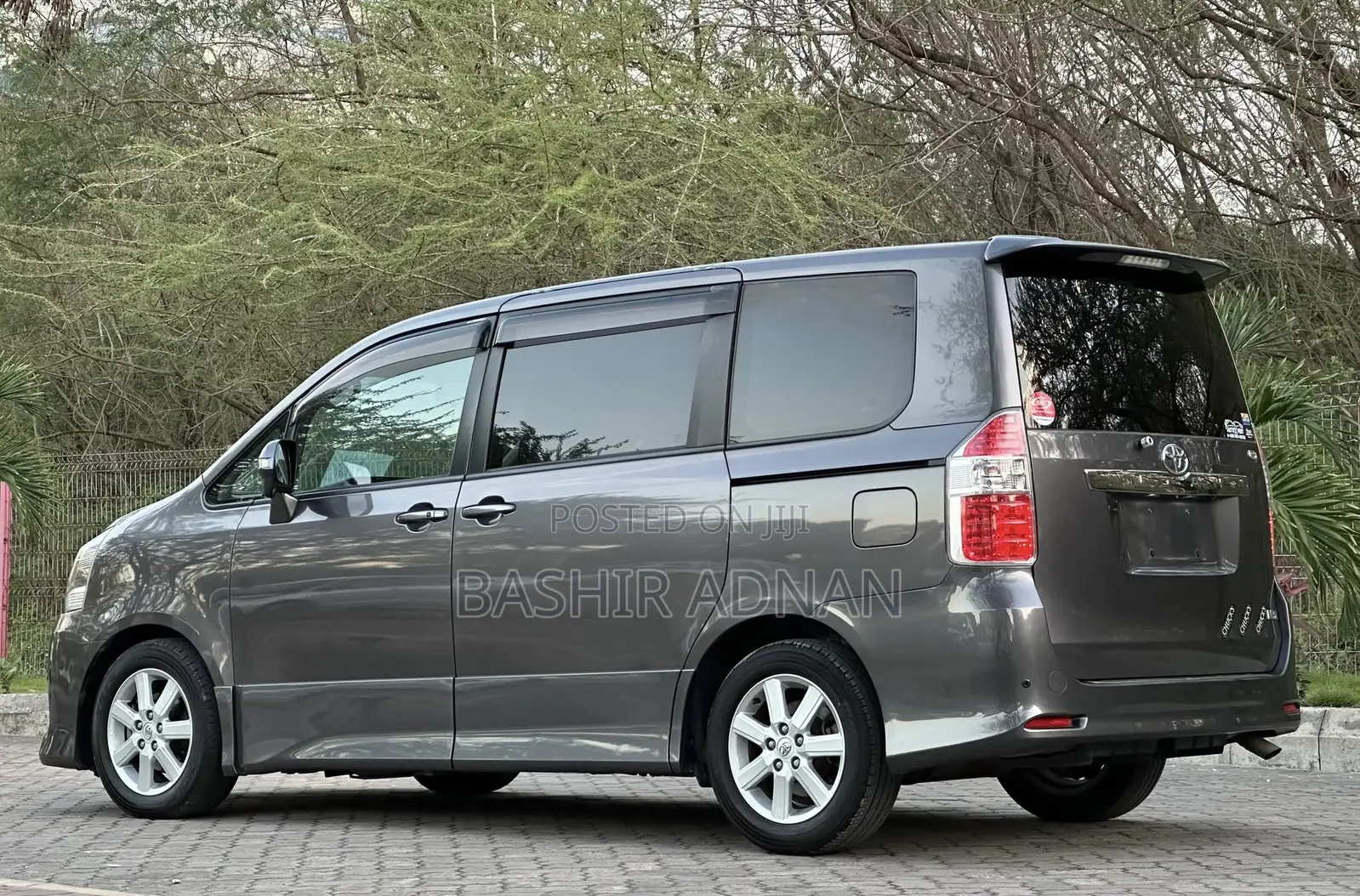 Toyota Noah 2.0 143hp FWD (7 Seater) 2008 Gray