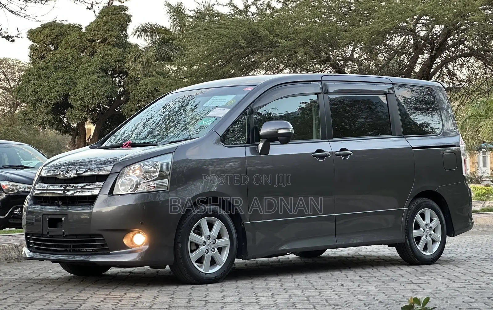 Toyota Noah 2.0 143hp FWD (7 Seater) 2008 Gray