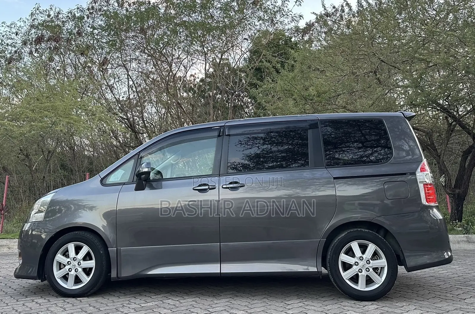 Toyota Noah 2.0 143hp FWD (7 Seater) 2008 Gray