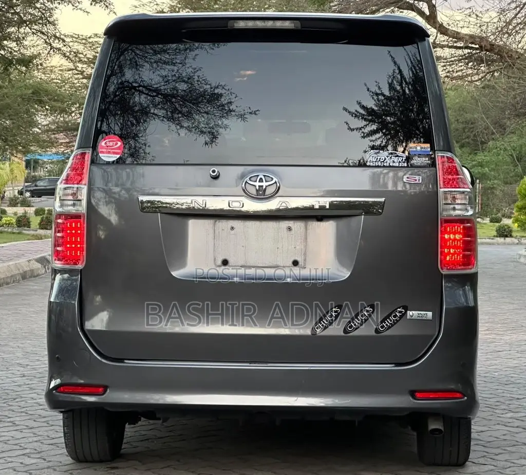 Toyota Noah 2.0 143hp FWD (7 Seater) 2008 Gray