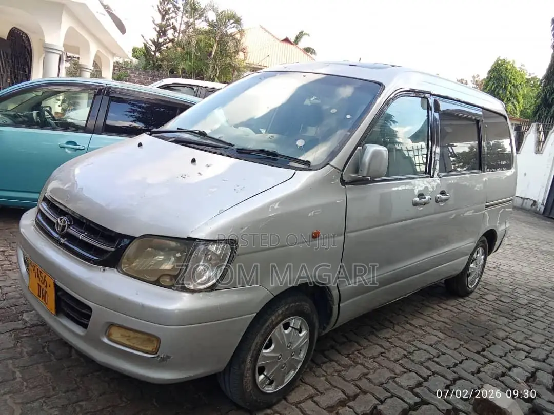 Toyota Noah 2001 Silver