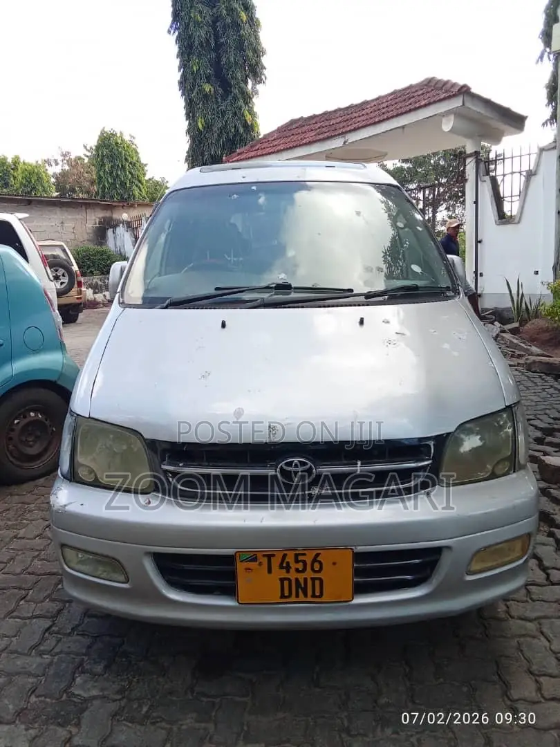Toyota Noah 2001 Silver