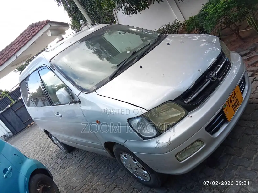 Toyota Noah 2001 Silver