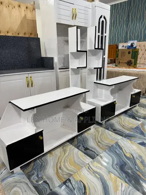 Showcase Color White and Black
